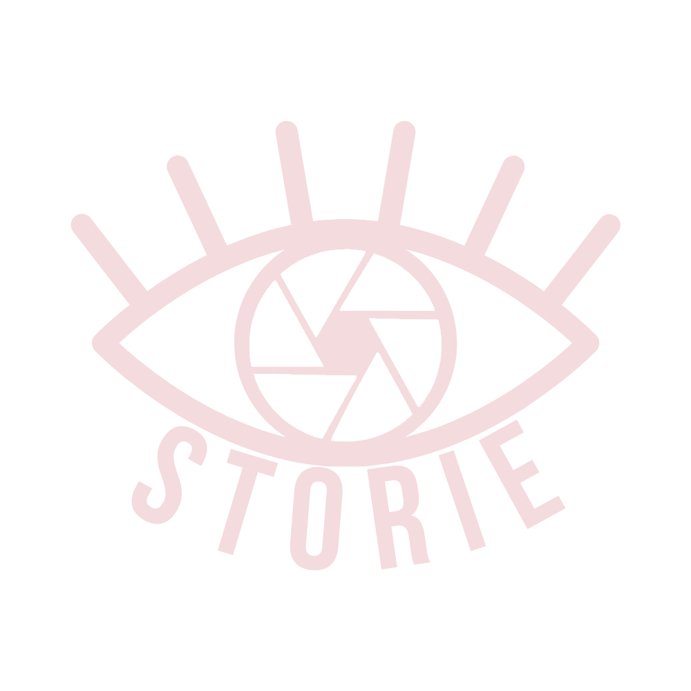 Logo del mio brand modificato per riportare la scritta "storie". funziona come link per accedere alla sezione portfolio del sito - Fotografa professionista a Genova 